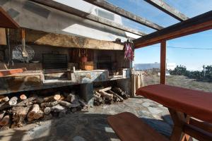 IsoraにあるCasa Abuelo Buenaventuraの家の中に暖炉付きの屋外キッチン