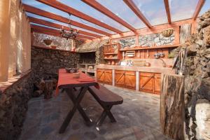 Casa Abuela María في Isora: مطبخ مع طاولة خشبية في الغرفة