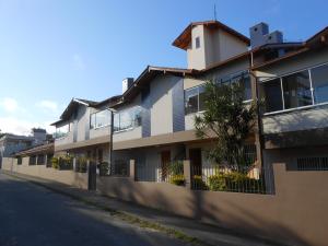 un edificio al lado de una calle en Apartamento Santinho, en Florianópolis