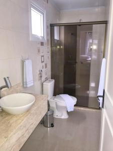 Un baño con lavabo, inodoro y ducha. en Pousada Vovô Nino, en Gramado 82 fotos más