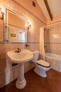 IsoraにあるCasa Abuelo Buenaventuraのバスルーム(洗面台、トイレ、バスタブ付)