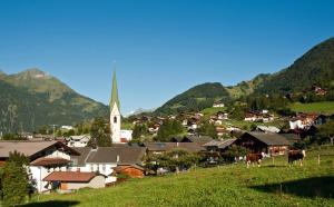 una pequeña ciudad con una iglesia y un pueblo con vacas en Ferienhaus Posthüttl, en Virgen