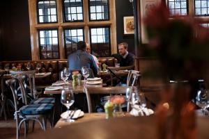 un gruppo di persone seduti ai tavoli in un ristorante di The White Hart Hotel a Kingston upon Thames