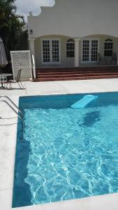 una gran piscina azul frente a una casa en 1002 Crystal Court Condominiums en Saint James