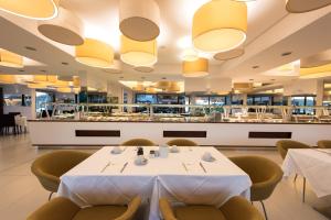 Restaurant ou autre lieu de restauration dans l'établissement Alimounda Mare Hotel