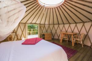 a bedroom with a white bed in a yurt at Azul Singular in Horta
