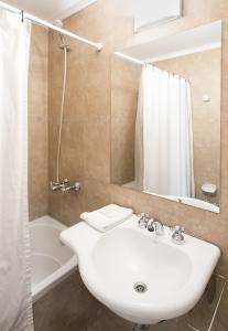 ein Badezimmer mit einem weißen Waschbecken und einer Dusche in der Unterkunft Color Botánico in Buenos Aires + 169 Fotos