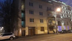 un edificio in una strada di città di notte di deLux4 a Łódź