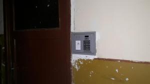 una puerta con un panel de control en el lateral de una pared en deLux4, en Łódź