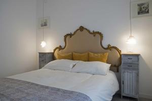 ローマにあるTempo Lentoのベッドルーム1室(白い大型ベッド1台、ナイトスタンド2台付)