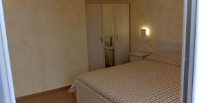 バーリにあるPasubio 188 - CASA GIOIAの小さなベッドルーム(ベッド1台、クローゼット付)