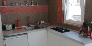 バーリにあるPasubio 188 - CASA GIOIAの白いキャビネット、シンク、窓付きのキッチン