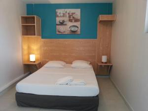 a small room with two beds with towels on them at L'ANNEXE 66 , Saint Denis Centre Ville , à 200 m de la Rue Piétonne , du Petit Marché et du Leader Price , sur une rue calme, PARKING GRATUIT sur la rue in Saint-Denis