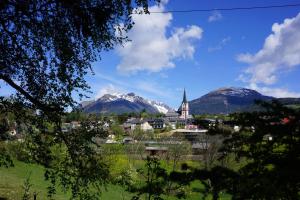Vista generica sulle montagne o vista sulle montagne dall'interno della casa vacanze