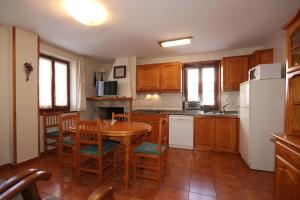 Kuchyňa alebo kuchynka v ubytovaní Hotel Seixes y Apartamento Bagergue