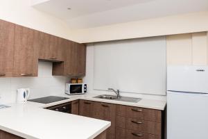 Cucina o angolo cottura di Helios Bay Hotel and Suites