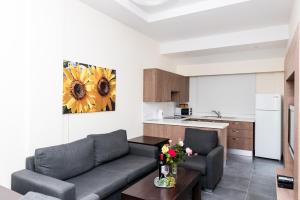 Cucina o angolo cottura di Helios Bay Hotel and Suites