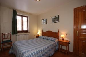 A bed or beds in a room at Hostal y Apartamento Seixes