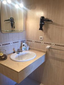 W łazience znajduje się umywalka i lustro. w obiekcie Lorcrimar Puerto Banus w Marbelli