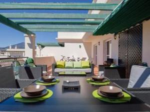 een tafel met hoeden op een patio bij Lorcrimar Puerto Banus in Marbella