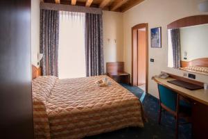 Postel nebo postele na pokoji v ubytování Hotel Brennero + 18 fotografií