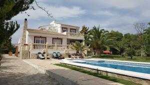 uma casa com uma piscina em frente em Casa de los amigos em Busot