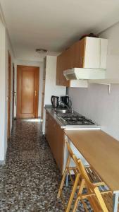 A kitchen or kitchenette at Casa de los amigos