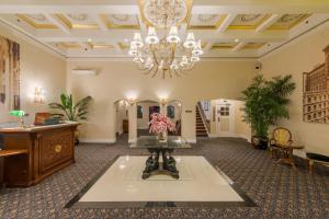 a lobby with a table and a chandelier at Hollywood Historic Hotel in Los Angeles