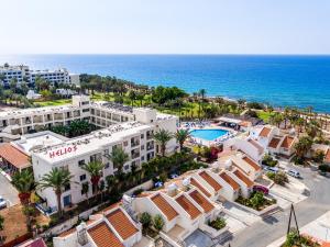 una vista aerea dell'hotel e dell'oceano di Helios Bay Hotel and Suites a Paphos