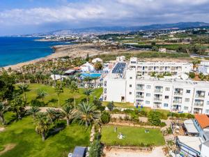una vista aerea di un resort e dell'oceano di Helios Bay Hotel and Suites a Paphos