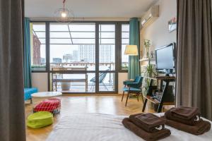 Cette chambre dispose d'un lit et d'un balcon. dans l'établissement WSTApartments Sunset View Krucza 46, à Varsovie