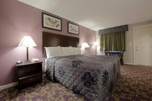 מיטה או מיטות בחדר ב-Mount Holyoke Inn