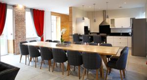 a dining room and kitchen with a wooden table and chairs at Gîte de la Crayère in Gionges