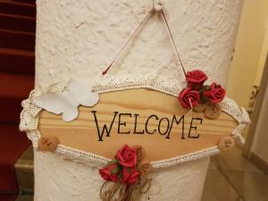 a welcome sign with red roses on a wedding dress at Hotel Romantik Eger in Eger