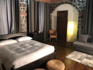 ミーロにあるB&B Villa Lorianaのベッドルーム1室(ベッド1台、椅子、ソファ付)