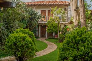 a garden with a walkway leading to a house at Rossco Hostel & Hotel in San Cristóbal de Las Casas