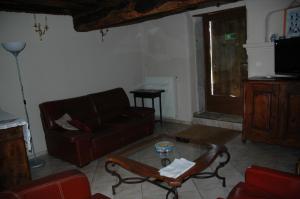 a living room with a couch and a coffee table at Le Bellaton in Ambronay