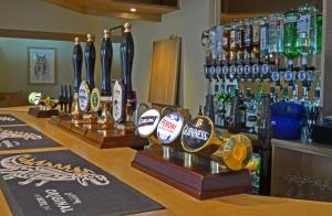 LangportにあるThe Drayton Crownのビールのボトル1本を提供するバー