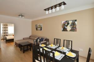 A seating area at Deak Apartment
