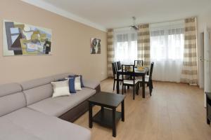 A seating area at Deak Apartment