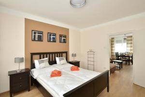 A bed or beds in a room at Deak Apartment
