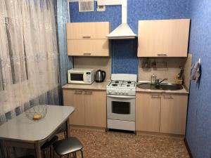 Tuymazyにあるtwo-room apartments on Lenin 19 avenueの小さなキッチン(コンロ、シンク付)