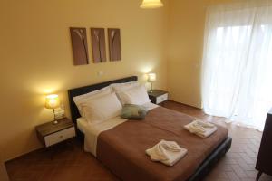a bedroom with a bed with two towels on it at Villa Mangano in Afantou