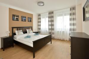 A bed or beds in a room at Deak Apartment
