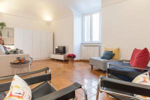 Una sala de estar con dos sofás y un televisor. en Casa dell'Arco - WelcomeToRhome, en Roma