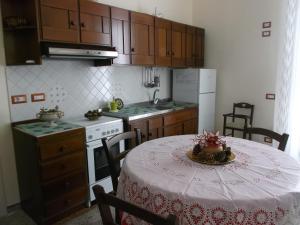 una cocina con mesa y mantel. en Casa Nannina, en Minori
