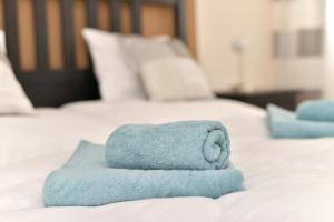 A bed or beds in a room at Deak Apartment