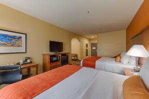 Krevet ili kreveti u jedinici u okviru objekta Best Western Plus Delta Inn & Suites