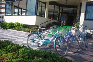 Jízda na kole v ubytování Hotel Garden nebo okolí