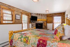 um quarto com uma cama e uma lareira em Minturn Inn em Minturn